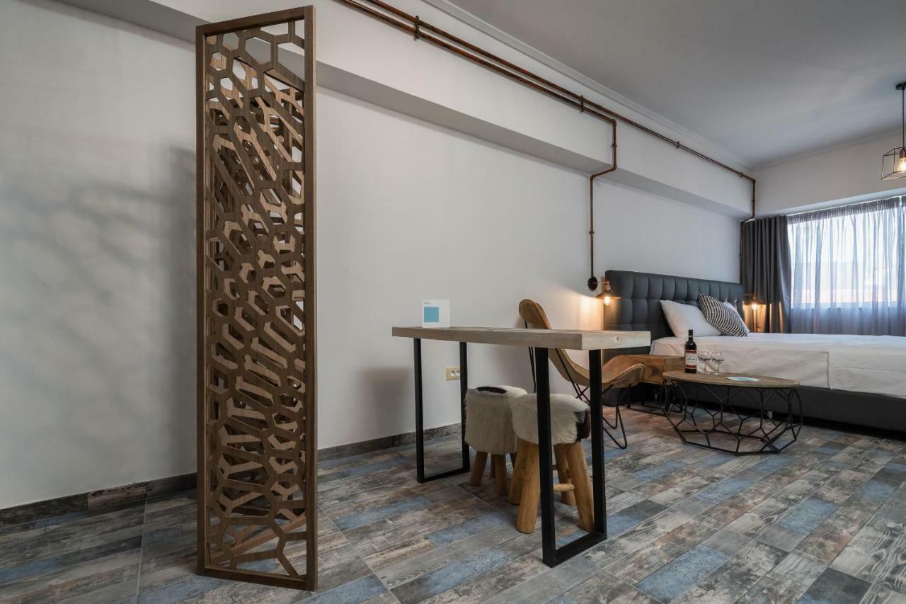 Superb Industrial Style Lodge Heart Of Athena Bagian luar foto