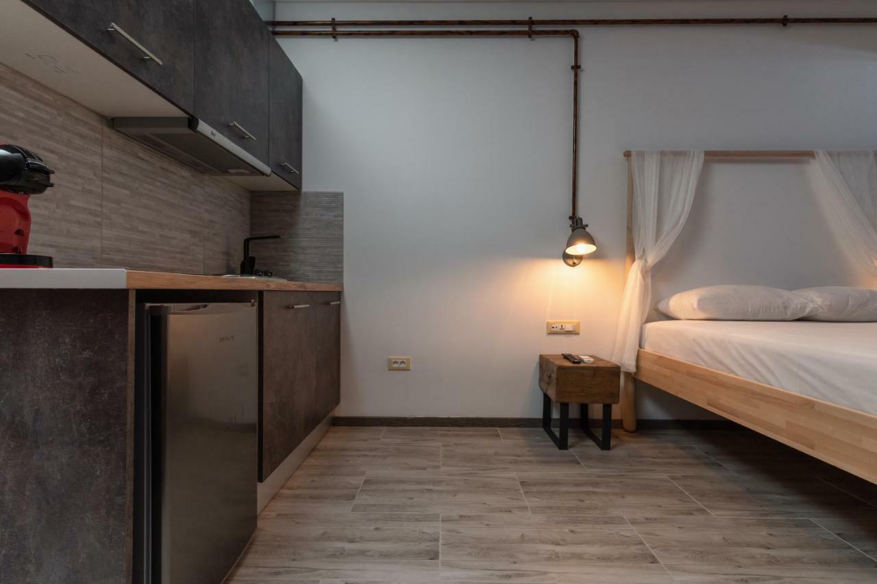 Superb Industrial Style Lodge Heart Of Athena Bagian luar foto