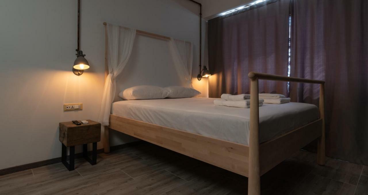 Superb Industrial Style Lodge Heart Of Athena Bagian luar foto